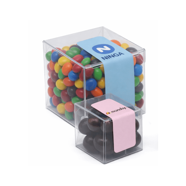 קוביות ממתקים ממותגות בשני גדלים – קופסאות שקופות עם עדשים, ג׳לי בינס, מנטוס ואגוזי לוז מצופים