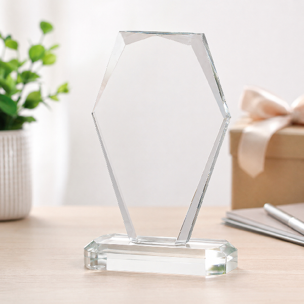 פרס הוקרה מזכוכית קריסטל עם בסיס יציב בסביבת משרד